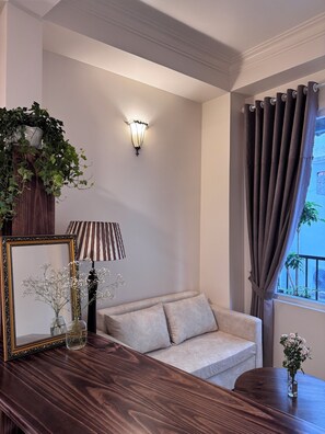 Habitación doble superior, balcón, vistas a la ciudad | Zona de estar