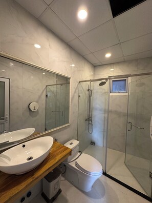 Dubbelrum för familj - 2 queensize-sängar - städning - utsikt mot staden | Badrum | Dusch, hårtork, tofflor och handdukar