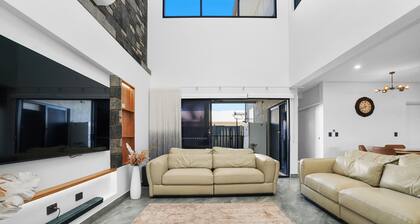 Ultra Modern Luxury Retreat with Pool in Northcrest Estate, sleeps 9
