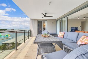 Outdoor dining - Waterfront Aqua Suite: Water Views, Sleeps 5 (Darwin City)
