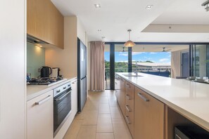 Fridge, microwave, oven, stovetop - Waterfront Aqua Suite: Water Views, Sleeps 5 (Darwin City)