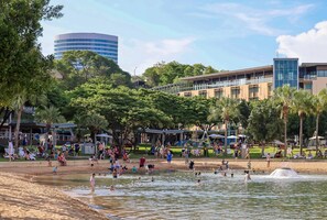 On the beach - Waterfront Aqua Suite: Water Views, Sleeps 5 (Darwin City)