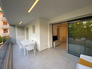 อพาร์ทเมนท์, 2 ห้องนอน, ระเบียง, วิวเมือ ง | ระเบียง