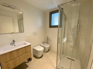 Apartment, 2 Schlafzimmer, Balkon, Stadtblick | Badezimmer