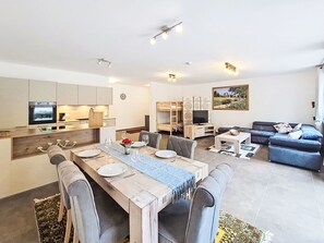 Dining - Beautiful apartment for 5 guests with WIFI, TV, terrace and pets allowed (Gnadenwald)