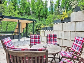 Outdoor dining - Beautiful apartment for 5 guests with WIFI, TV, terrace and pets allowed (Gnadenwald)