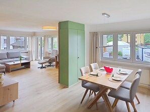 TV - Cosy apartment for 4 people with WIFI, TV, balcony, pets allowed and panoramic view (Haag (rheintal))