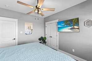 Tabla de planchar con plancha, cuna de viaje, wifi gratis y ropa de cama