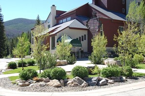 Exterior - Renovated studio, private deck, mt views, easy access to WP Resort (Winter Park)