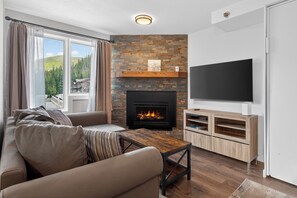 TV, fireplace - Renovated studio, private deck, mt views, easy access to WP Resort (Winter Park)