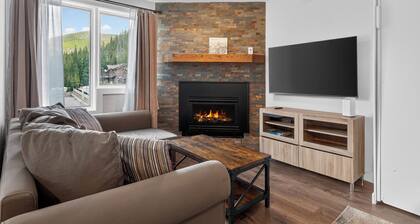 Renovated studio, private deck, mt views, easy access to WP Resort