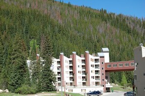 Exterior - Renovated studio, private deck, mt views, easy access to WP Resort (Winter Park)