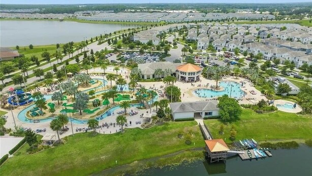 Een resort met meerdere zwembaden, een waterpark en een jachthaven.
