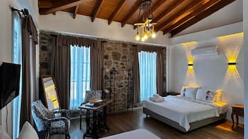 Luxury Quadruple Room | Desk, laptop workspace, blackout curtains, soundproofing