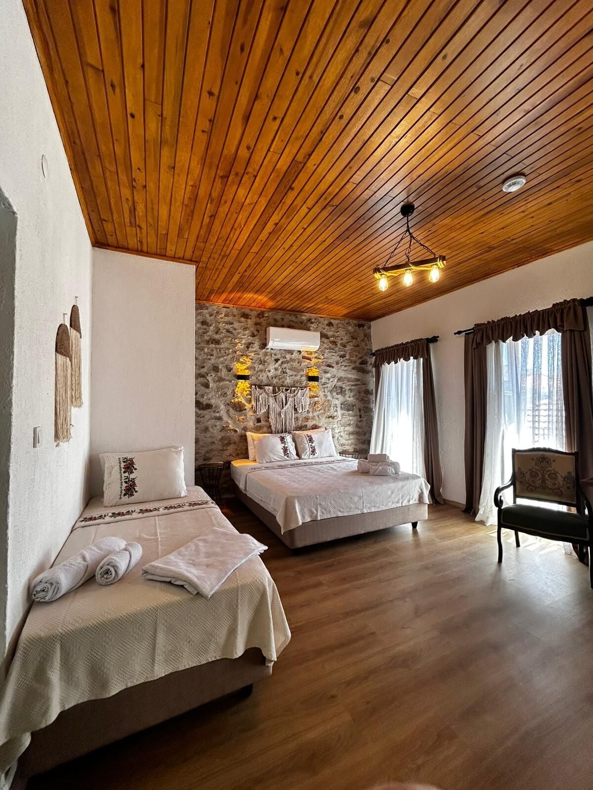 Luxury Quadruple Room | Desk, laptop workspace, blackout curtains, soundproofing