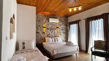 Luxury Quadruple Room | Desk, laptop workspace, blackout curtains, soundproofing