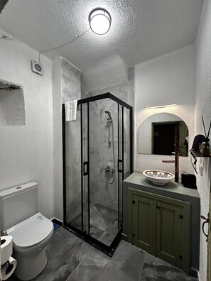 Deluxe-Doppelzimmer, Blick auf den Innenhof | Badezimmer | Dusche, Haartrockner, Hausschuhe, Handtücher