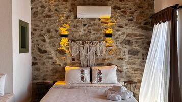 Luxury Quadruple Room | Desk, laptop workspace, blackout curtains, soundproofing