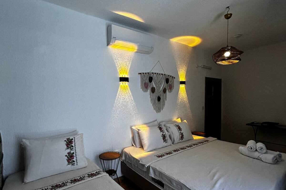 Escritorio, espacio para trabajar con laptop y cortinas blackout