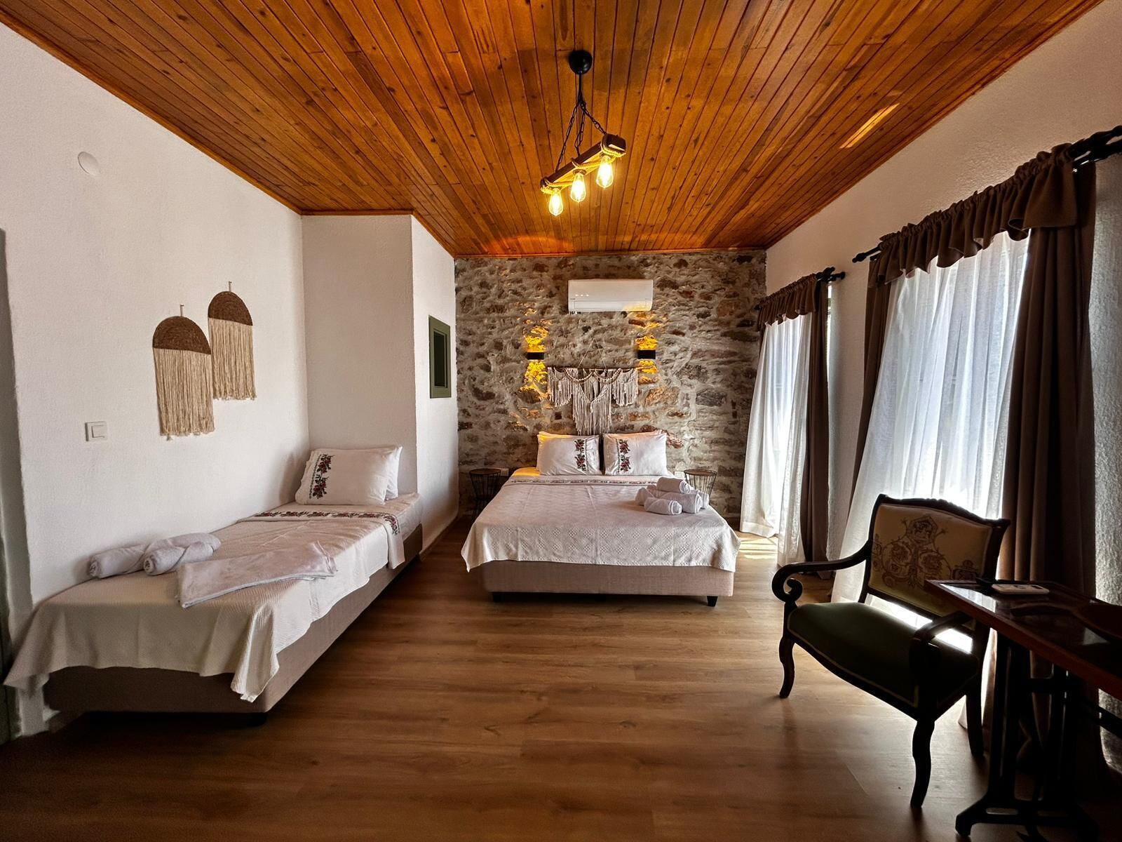 Luxury Quadruple Room | Desk, laptop workspace, blackout drapes, soundproofing