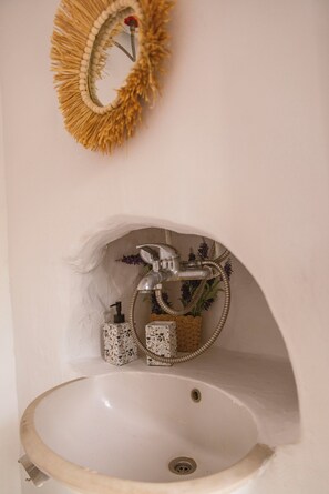 Bathroom - Mykonian Bliss Studio by ΜΡS (ΜΥΚΟΝΟΣ)