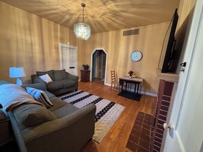 Living area - GA Peach home - 2 mins from downtown, ATL beltline, and sleeps 8 (Atlanta)