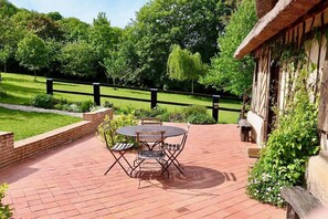 Outdoor dining - Vrbo Property (Quetteville)