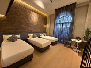 Desk, blackout curtains, iron/ironing board, free WiFi - Atelier Hotel Permas (Masai)
