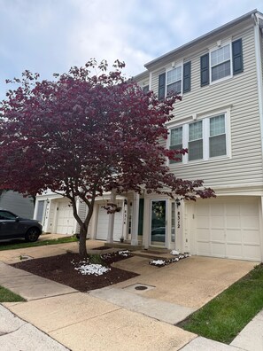 Exterior - Charming 3-bedroom townhome with AC in wonderful Laurel (Laurel)