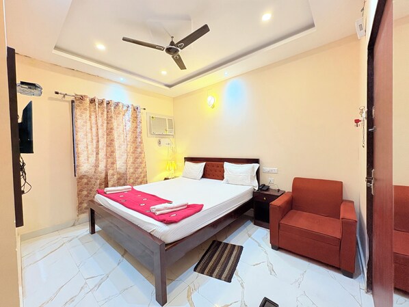 Deluxe Double Room, City View | Desk, free WiFi - The Bj (Puri)