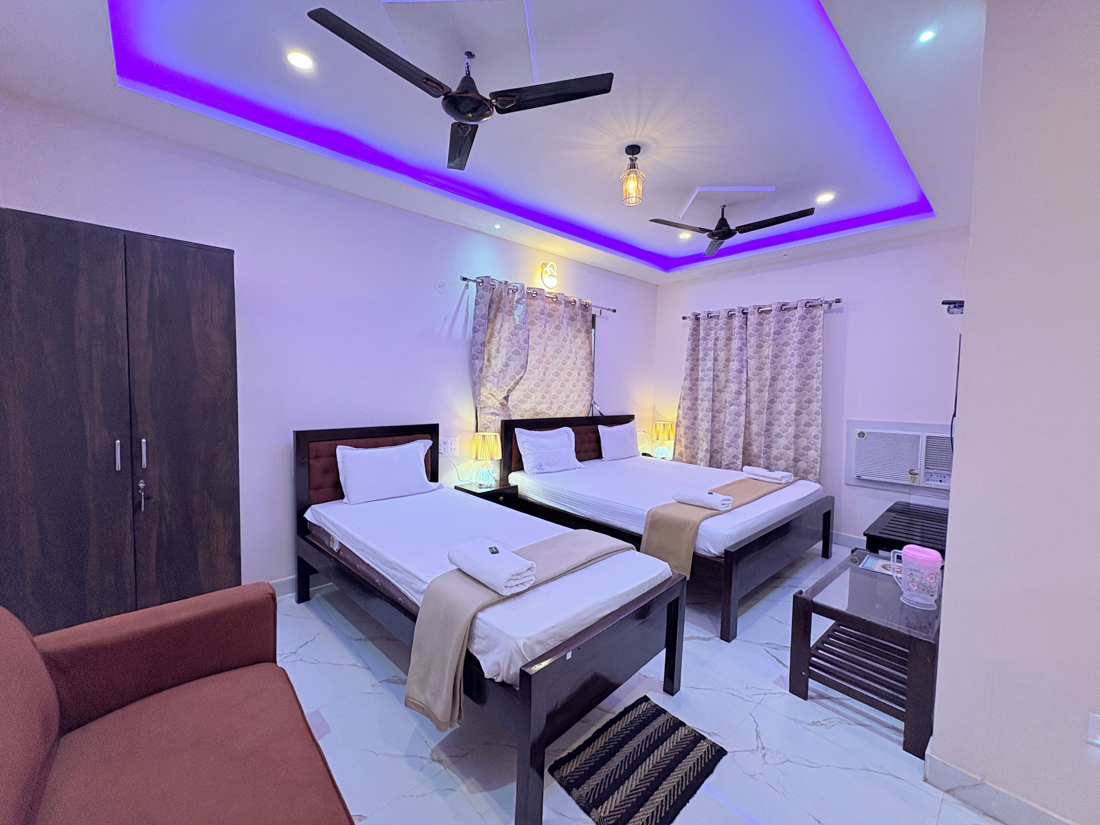 Deluxe Triple Room, City View | Desk, free WiFi