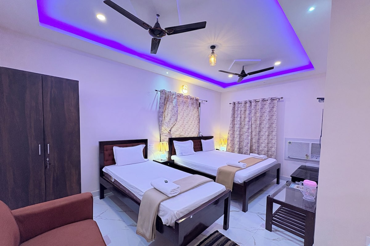 Deluxe Triple Room, City View | Desk, free WiFi