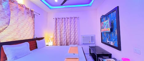 Deluxe Triple Room, City View | Desk, free WiFi