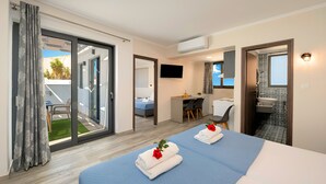 Une chambre d’hôtel avec un lit, un bureau, une télévision et une salle de bain.