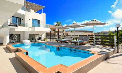 Pnoe Beachside Suite