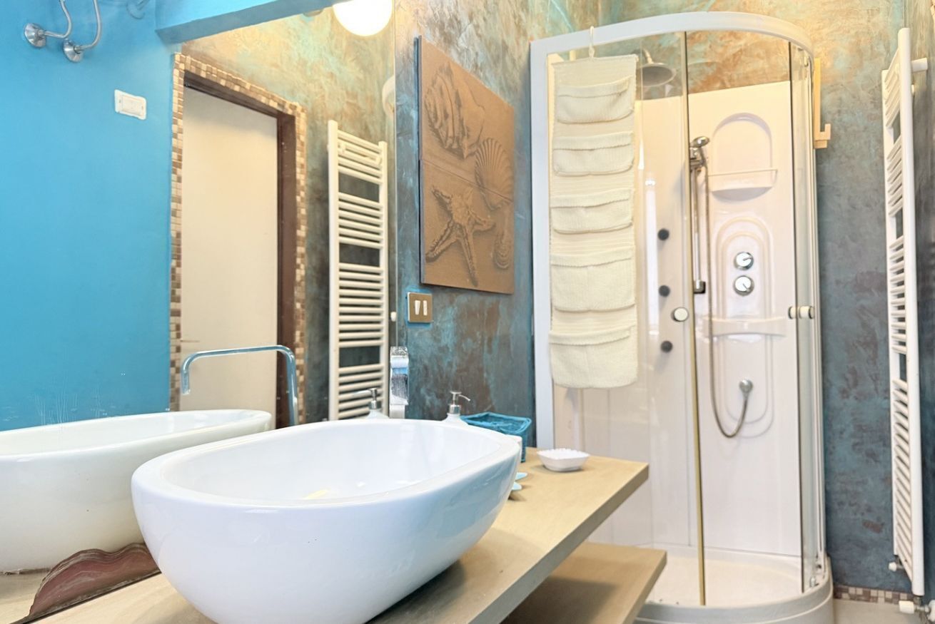 Bidet, towels
