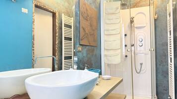 Bidet, towels