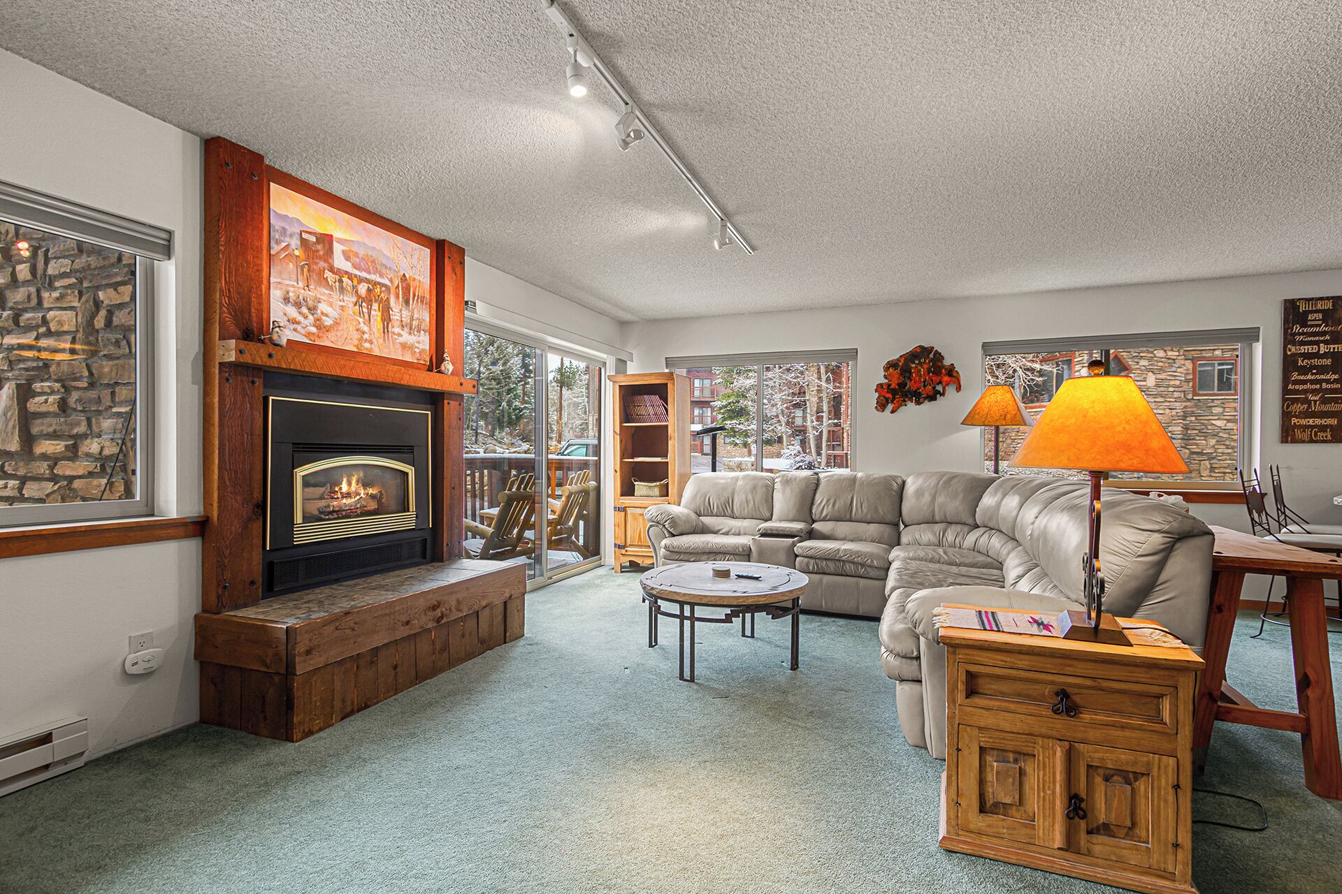 TV, fireplace