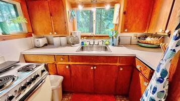 Villa, 2 Bedrooms | Dapur peribadi | Peti sejuk, ketuhar, pembancuh kopi/teh, pembakar roti
