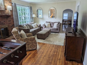 Living area - 2 Bedrooms w King Beds + Trailer/ Boat Parking: Hook Wine and Sinker (Marion)