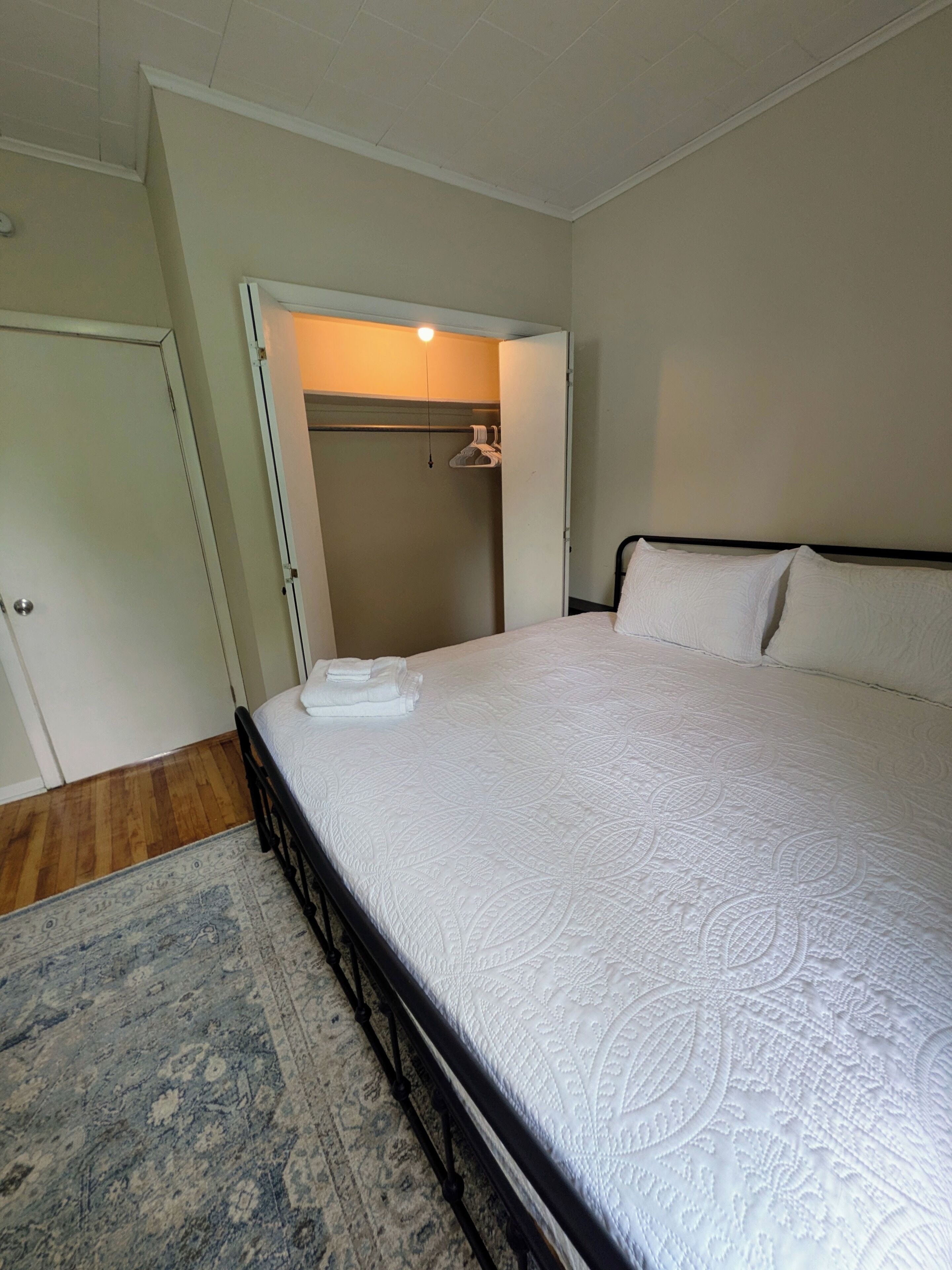 2 habitaciones, tabla de planchar con plancha, wifi y ropa de cama 