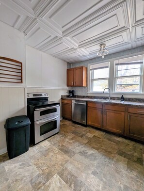 A kitchen with a stove, oven, dishwasher, and wooden cabinets. - 2 Bedrooms w King Beds + Trailer/ Boat Parking: Hook Wine and Sinker (Marion)