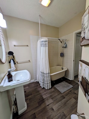Bathroom - 2 Bedrooms w King Beds + Trailer/ Boat Parking: Hook Wine and Sinker (Marion)
