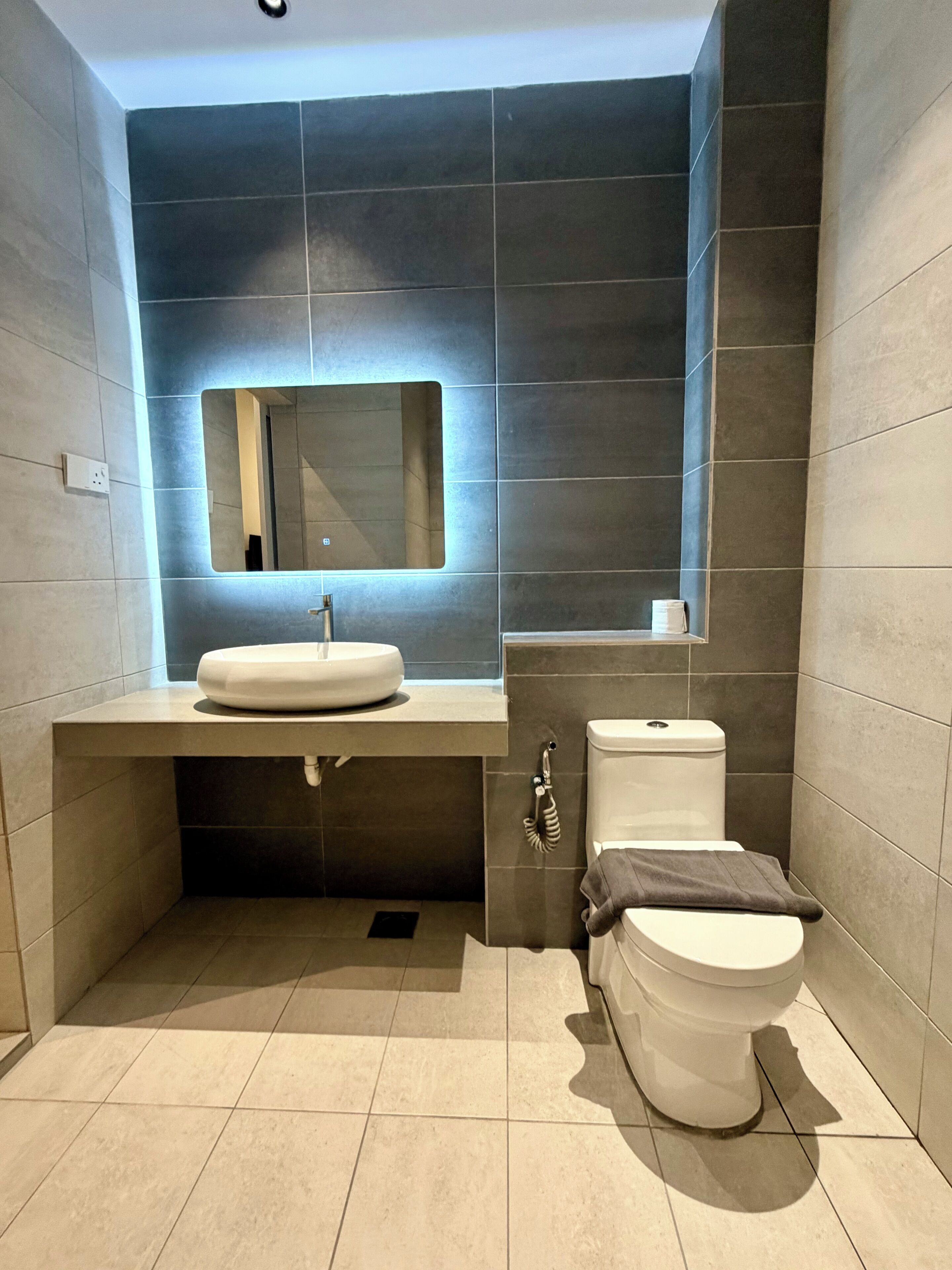 Haartrockner, Handtücher, Shampoo, Toilettenpapier