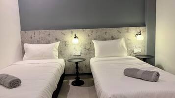 Superior-Zweibettzimmer, Nichtraucher, Blick auf den Innenhof | Schreibtisch, laptopgeeigneter Arbeitsplatz, Bügeleisen/Bügelbrett
