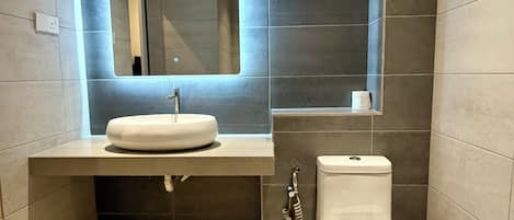 Superior Twin Room, Non Smoking, Courtyard View | Bathroom