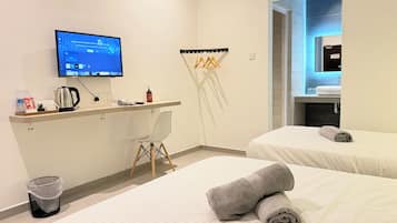 Familien-Dreibettzimmer, Nichtraucher | Schreibtisch, laptopgeeigneter Arbeitsplatz, Bügeleisen/Bügelbrett