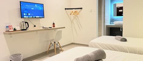 Chambre triple familiale, non-fumeur | Bureau, espace de travail pour ordinateurs portables