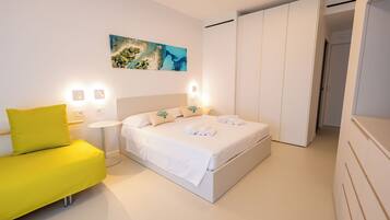 Standard Double Room | Minibar, in-room safe, laptop workspace, soundproofing