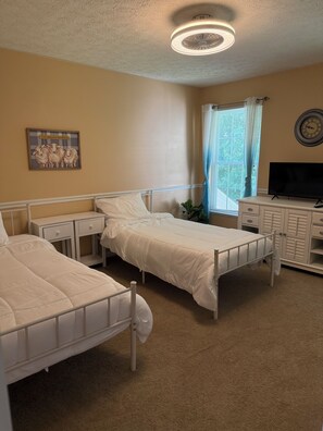 3 bedrooms, desk, iron/ironing board, free WiFi
